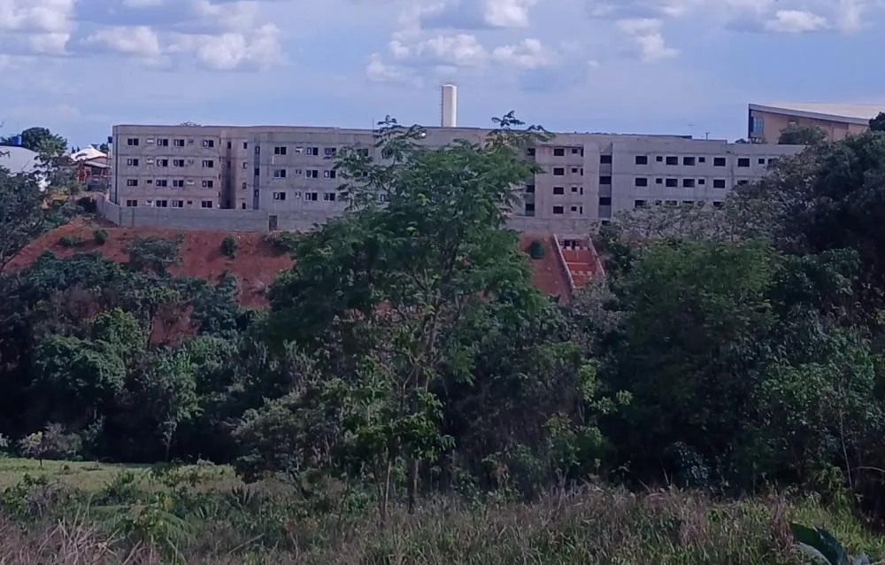 À beira de penhasco: construção de condomínio em Valparaíso chama a atenção