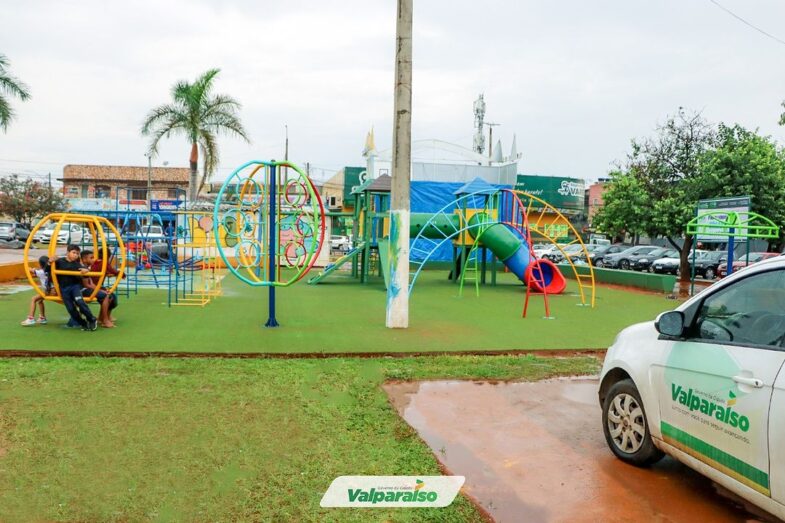 Governo de Valparaíso revitaliza parquinho da Praça Central do Céu Azul