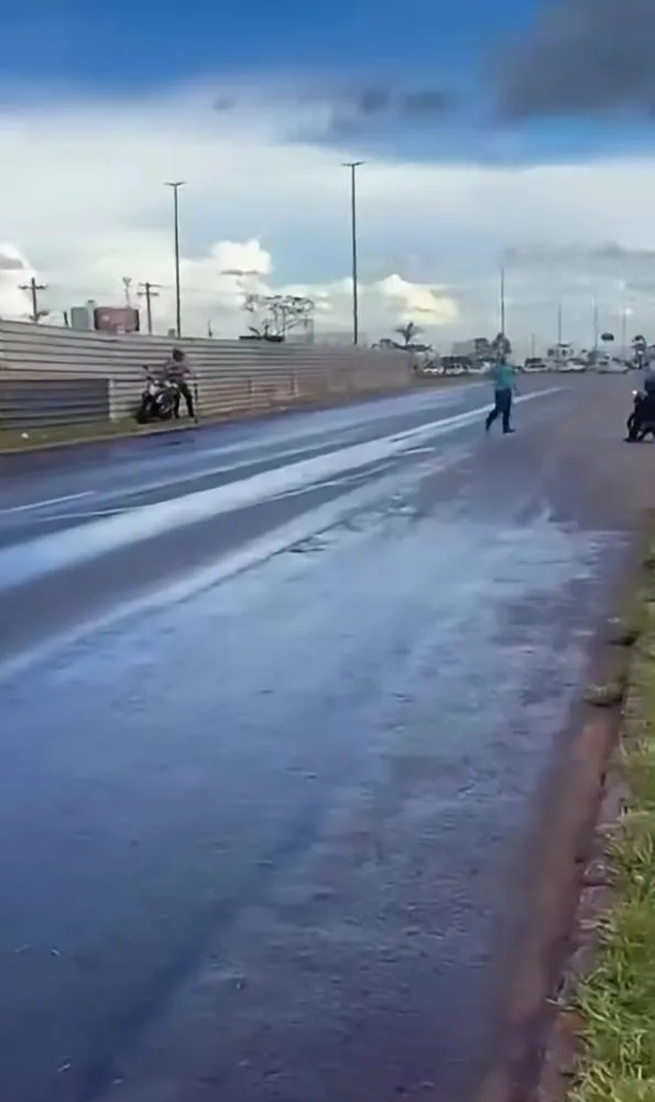 Derramamento de óleo na pista da BR-040 em Valparaíso de Goiás provoca enorme congestionamento de 14 km na volta para casa