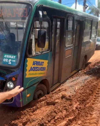 Motorista do “Vai de Val” é demitido após atolar ônibus em rua em obras
