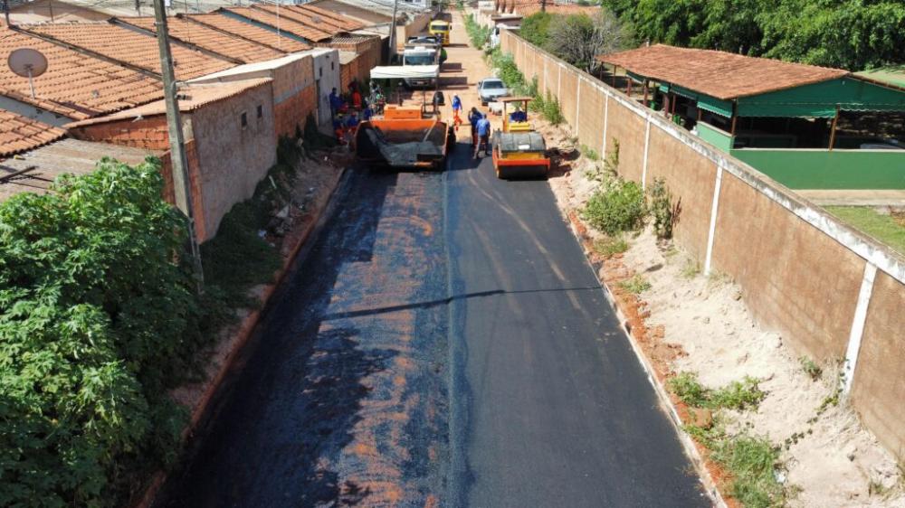 Rua Tupi, no Setor de Chácaras Anhanguera, recebe pavimentação asfáltica