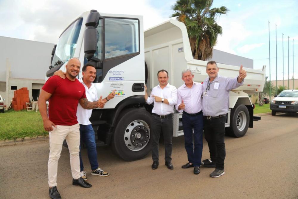 Valparaíso recebe caminhão basculante para obras da cidade