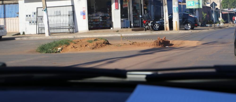 Buraco provocado por serviço incompleto da Saneago traz transtornos para motoristas no bairro Jardim Céu Azul 