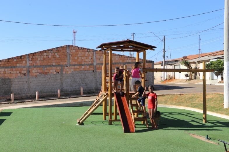 Praça da Nova Vila Guaíra, feita por uma gestão comprometida, recebe elogios de moradores e comerciantes
