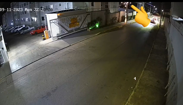 Poste solta faísca e preocupa moradores do bairro Esplanada II, em Valparaíso de Goiás