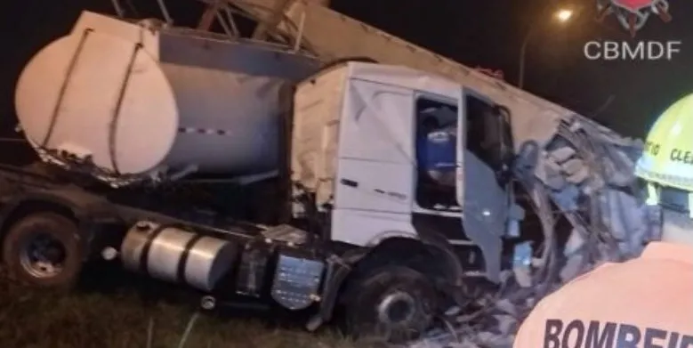 Caminhão-tanque derruba poste de alta tensão na DF-290